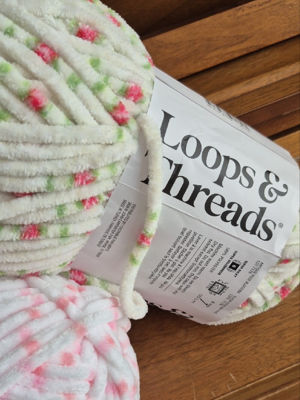 Loops & Threads 2 Yarn bundle with 10.5 circular bamaboo knitting needles - Picture 3 of 8